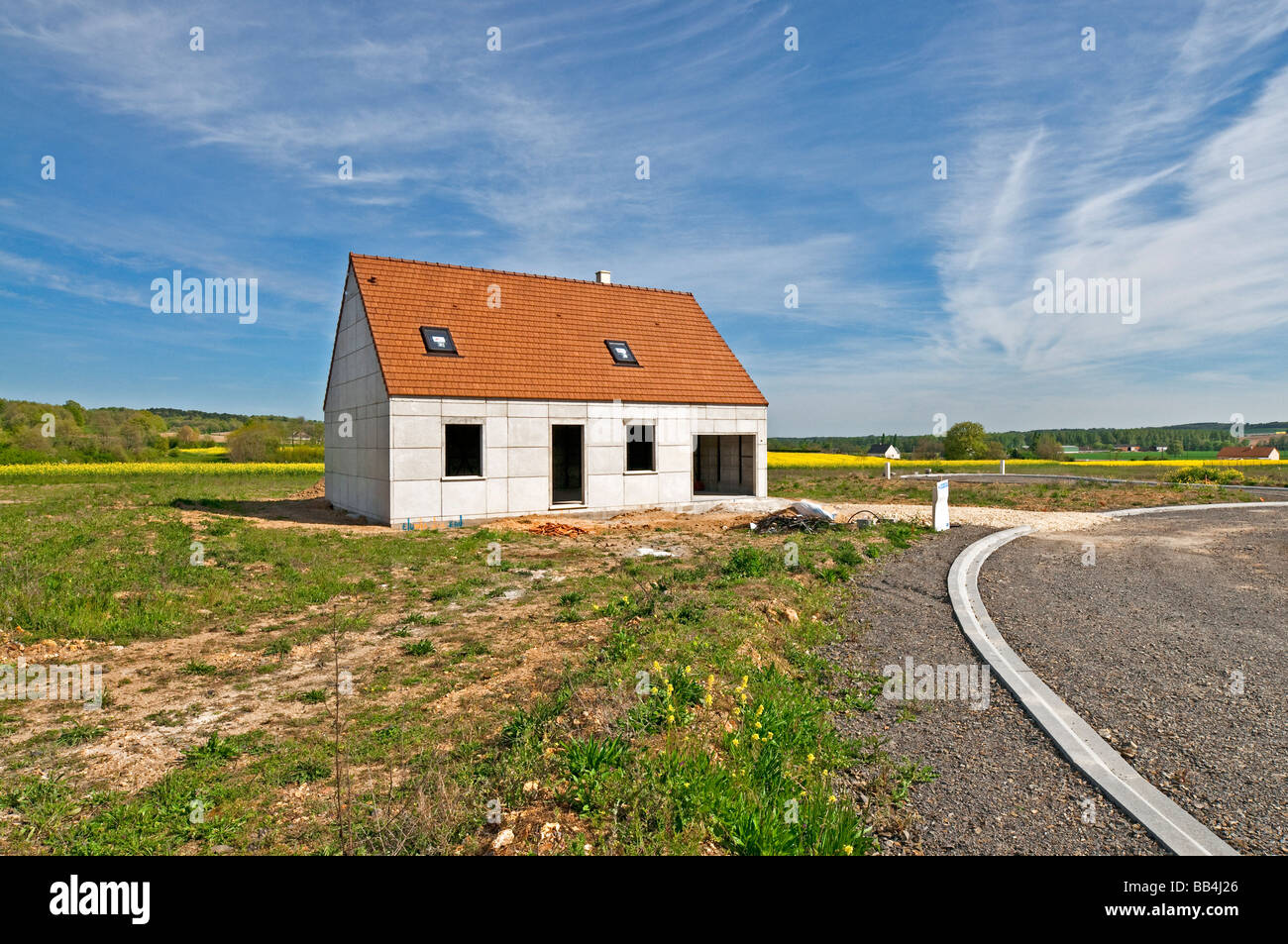Kleines Fertighaus modular auf neue Wohnsiedlung, Indre-et-Loire, Frankreich. Stockfoto Kleines Fertighaus modular auf neue Wohnsiedlung, Indre-et-Loire, Frankreich. Stockfoto