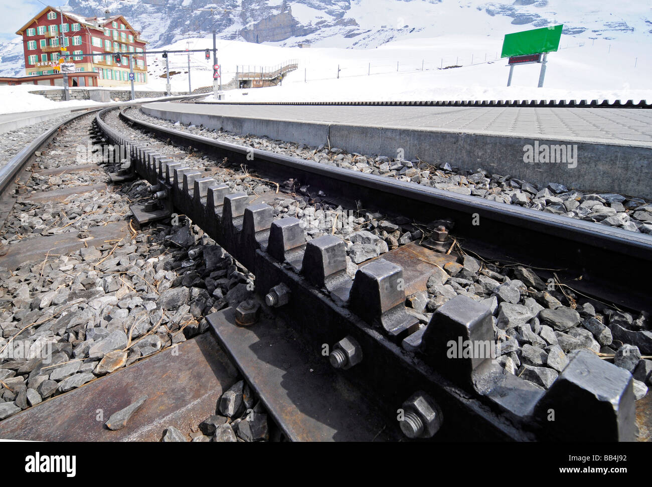 Nahaufnahme einer Zahnradbahn, so dass Bergbahnen in steilen Steigungen ermöglichen. Foto in der Nähe von Grindelwald, Schweiz. Stockfoto