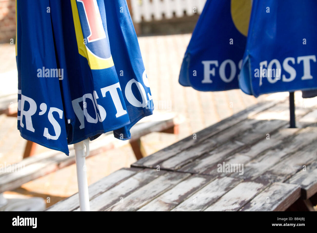 Geschlossene Fosters Lager Werbung Sonnenschirme Stockfoto