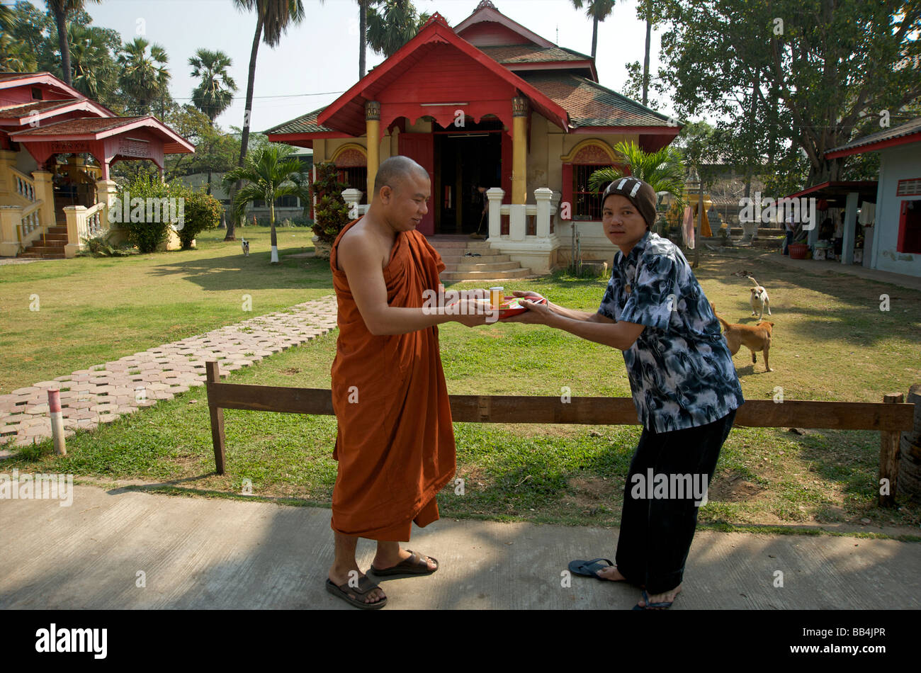 Burmesischer Mönch gibt Follower ein Angebot für den Buddha in einem birmanischen Tempel in Chiang Mai Nordthailand Stockfoto