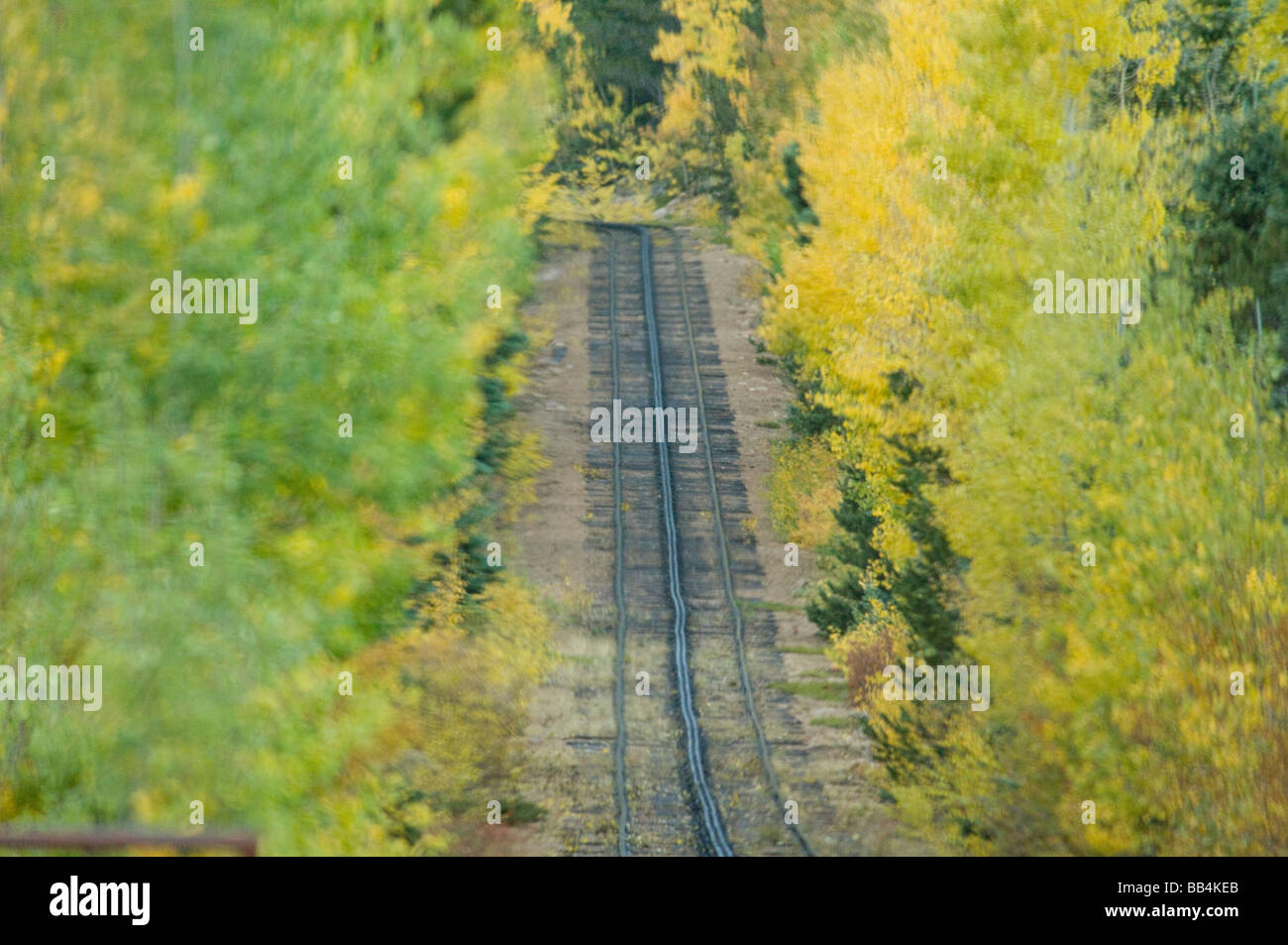 Colorado, Colorado Springs, Manitou Springs. Pikes Peak Cog Railway. Tracks mit Herbstfarben. Property-Release. Stockfoto