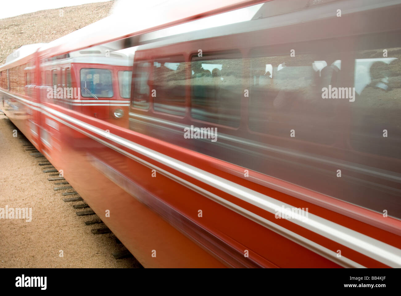 Colorado, Colorado Springs. Pikes Peak Cog Railway. Ansichten aus dem Zug, Cog vorbeifahrende Autos. Eigentum freigegeben. Stockfoto