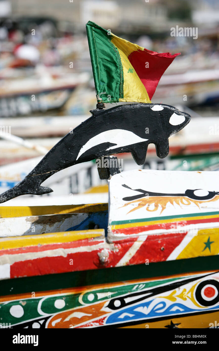 Bunt bemalten Fischerboote säumen den Strand auf dem Fischmarkt in Dakar, Senegal Stockfoto