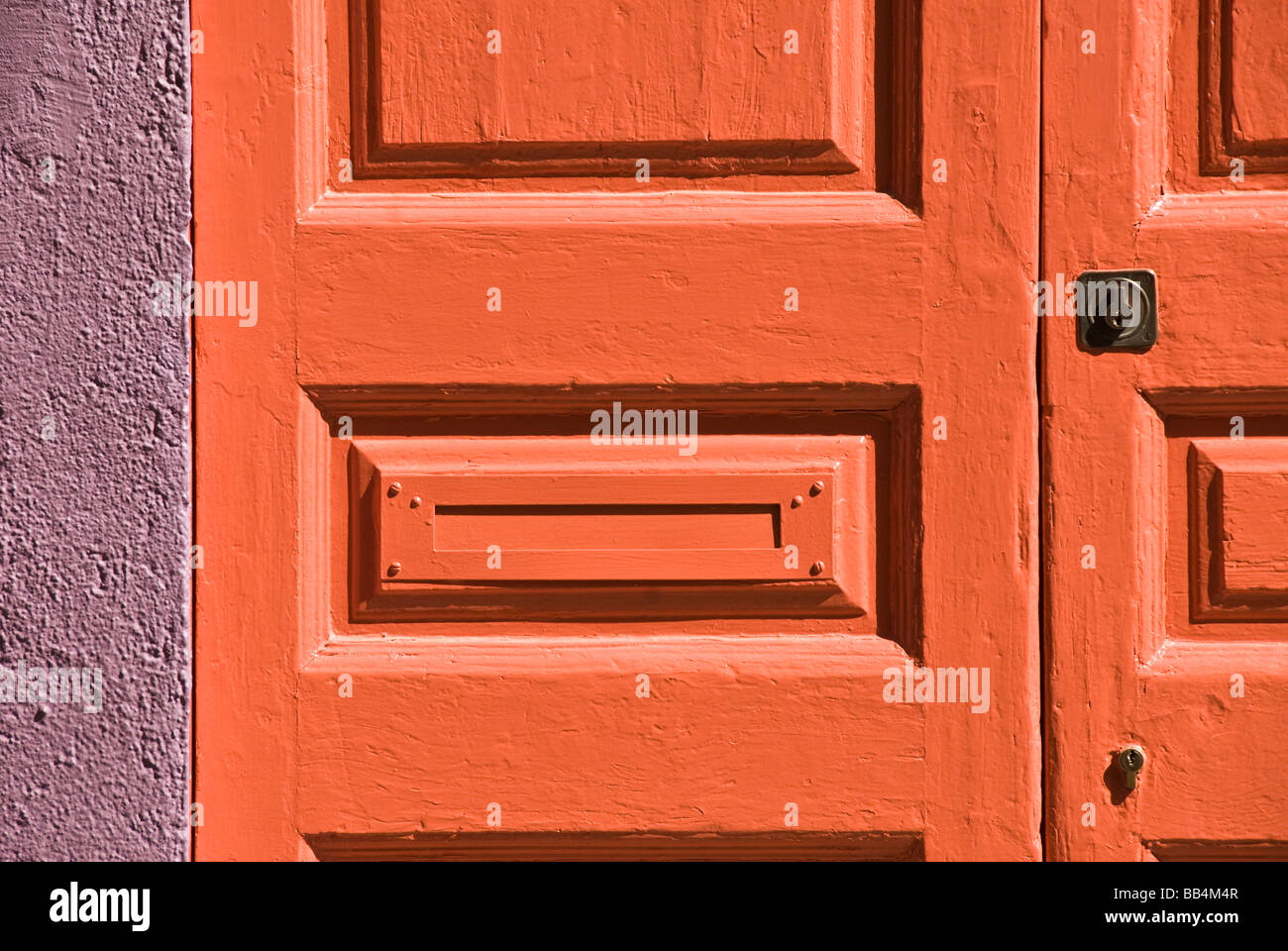 Rote Tür in Barcelona, Spanien Stockfoto