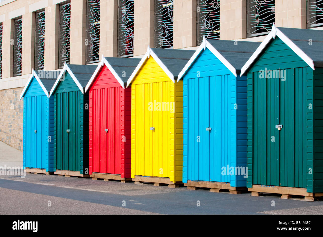 Neue farbenfrohe Strandhütten an Boscombe Strandpromenade Stockfoto