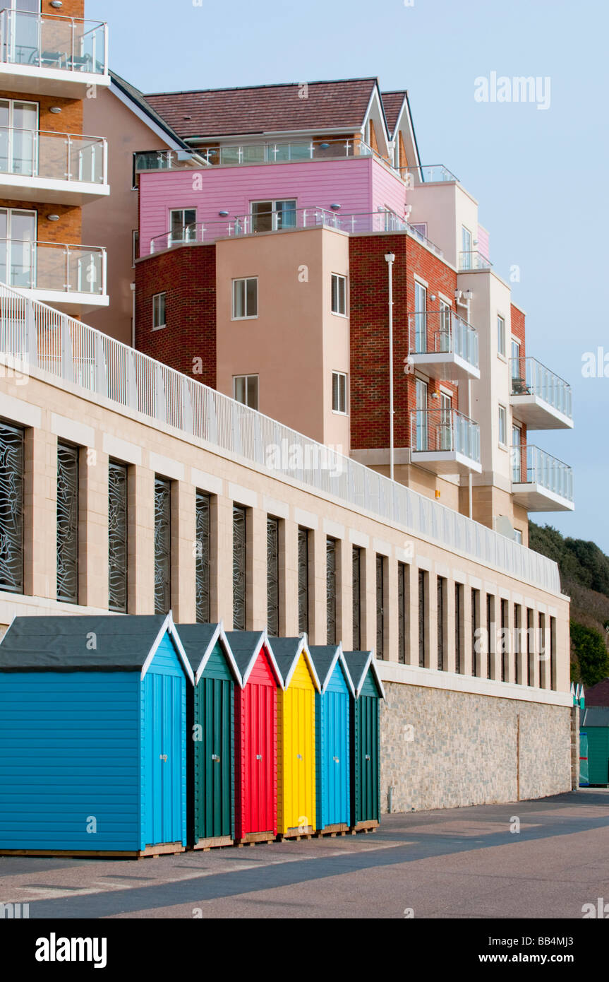 Neue farbenfrohe Strandhütten an Boscombe Strandpromenade Stockfoto