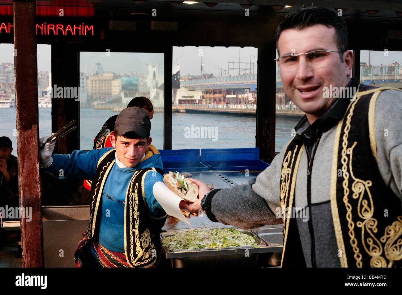 Der berühmten Boote verkaufen gegrillt Fischbrötchen neben der Galata-Brücke in Eminönü Istanbul Stockfoto