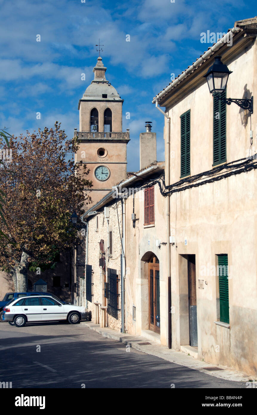 Kirchturm und Häuser in einem ruhigen, friedlichen Dorf Randa Mallorca Balearen Spanien Stockfoto