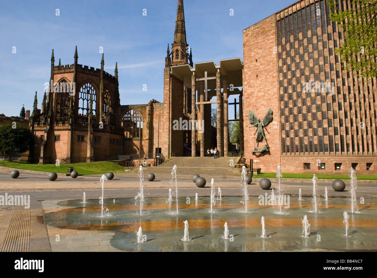 Blick auf die neuen und alten Coventry Kathedralen Stockfoto
