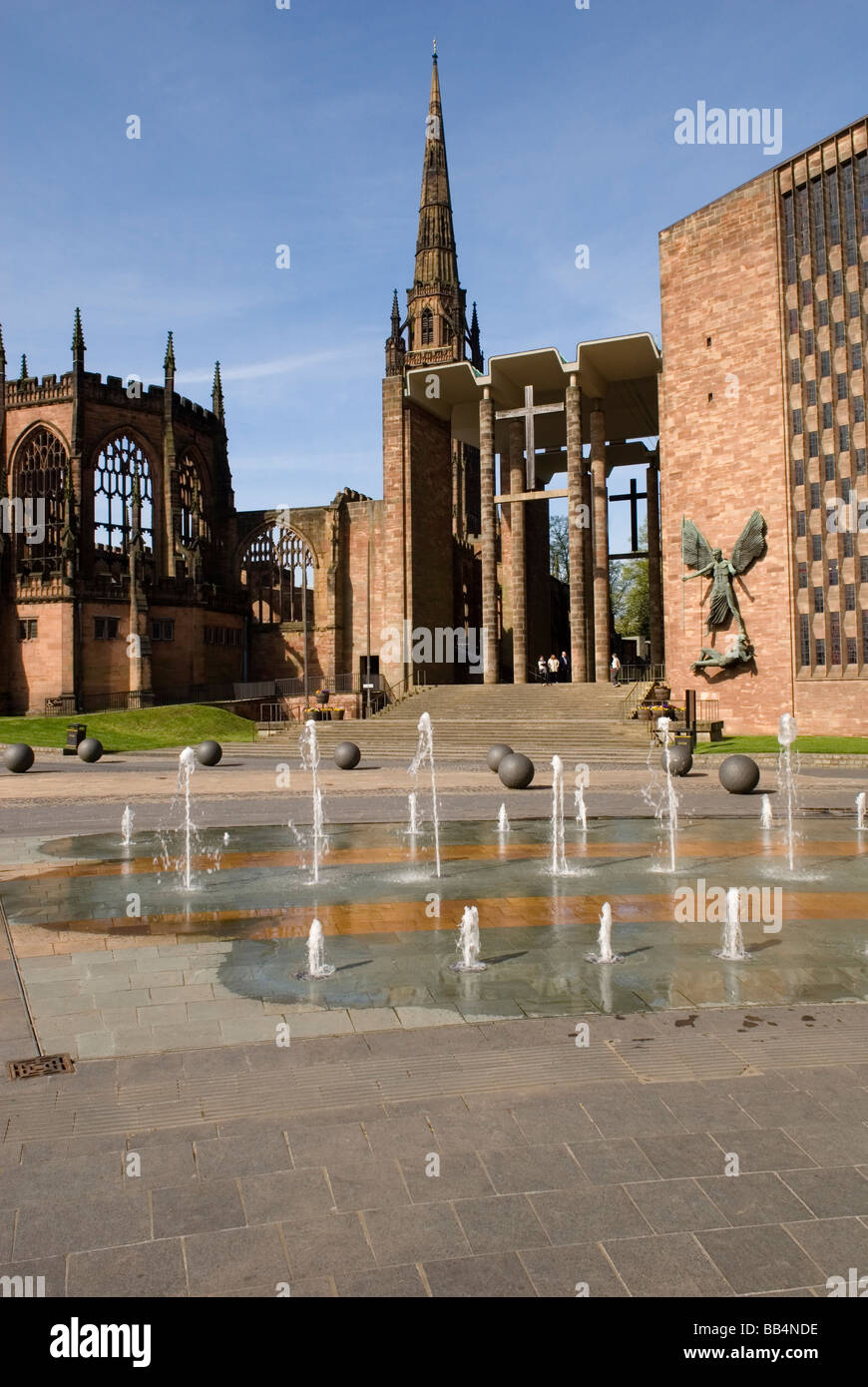 Blick auf die neuen und alten Coventry Kathedralen Stockfoto