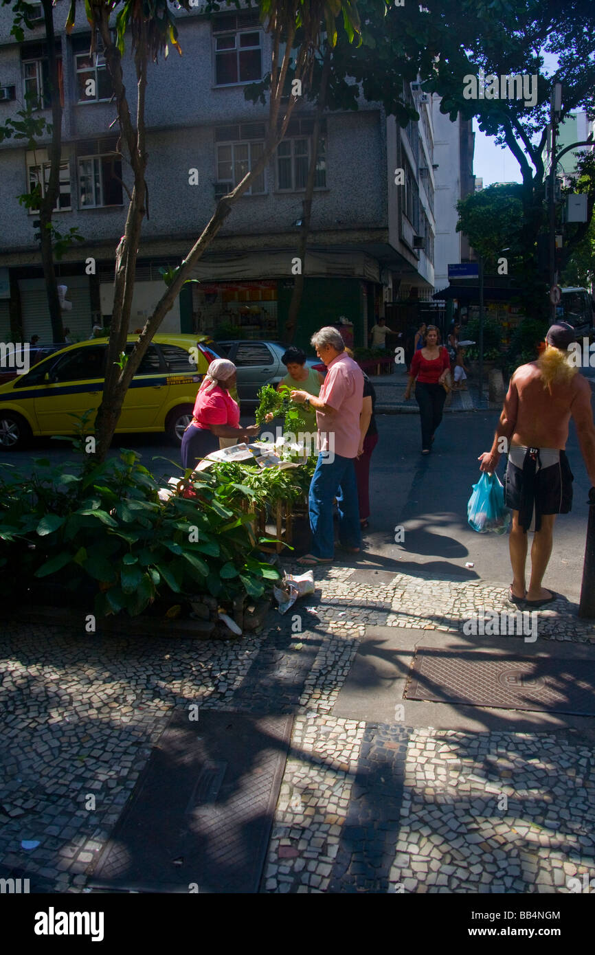 Schwarze Frau verkaufen frisches Gemüse auf einem Bürgersteig in Copacabana, RIo De Janeiro, Brasilien. Stockfoto