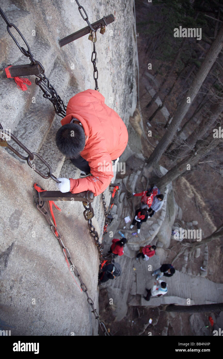 Mann, die Treppenstufen auf Ost-Gipfel des Mount Huashan Stockfoto