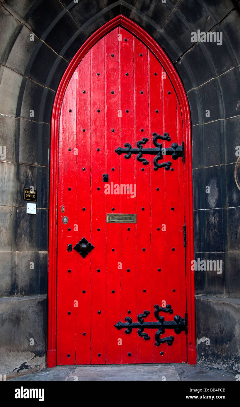 Roten Kirchentür in Form des Bogens mit schwarz lackierten Scharnieren, Edinburgh, Schottland Stockfoto