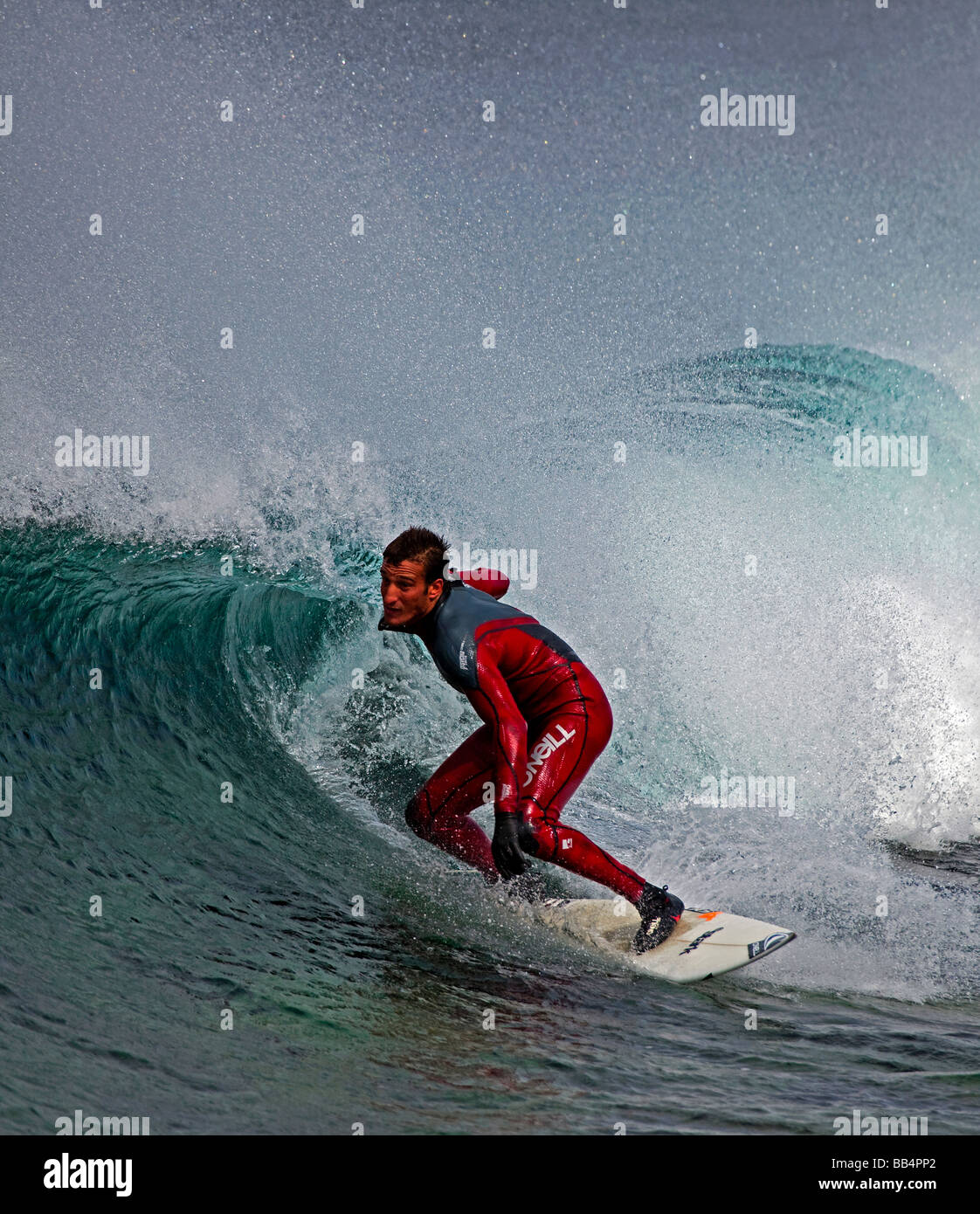 Surfer kostenlos surfen am "Brimms-Ness", Thurso, Caithness, Schottland Stockfoto