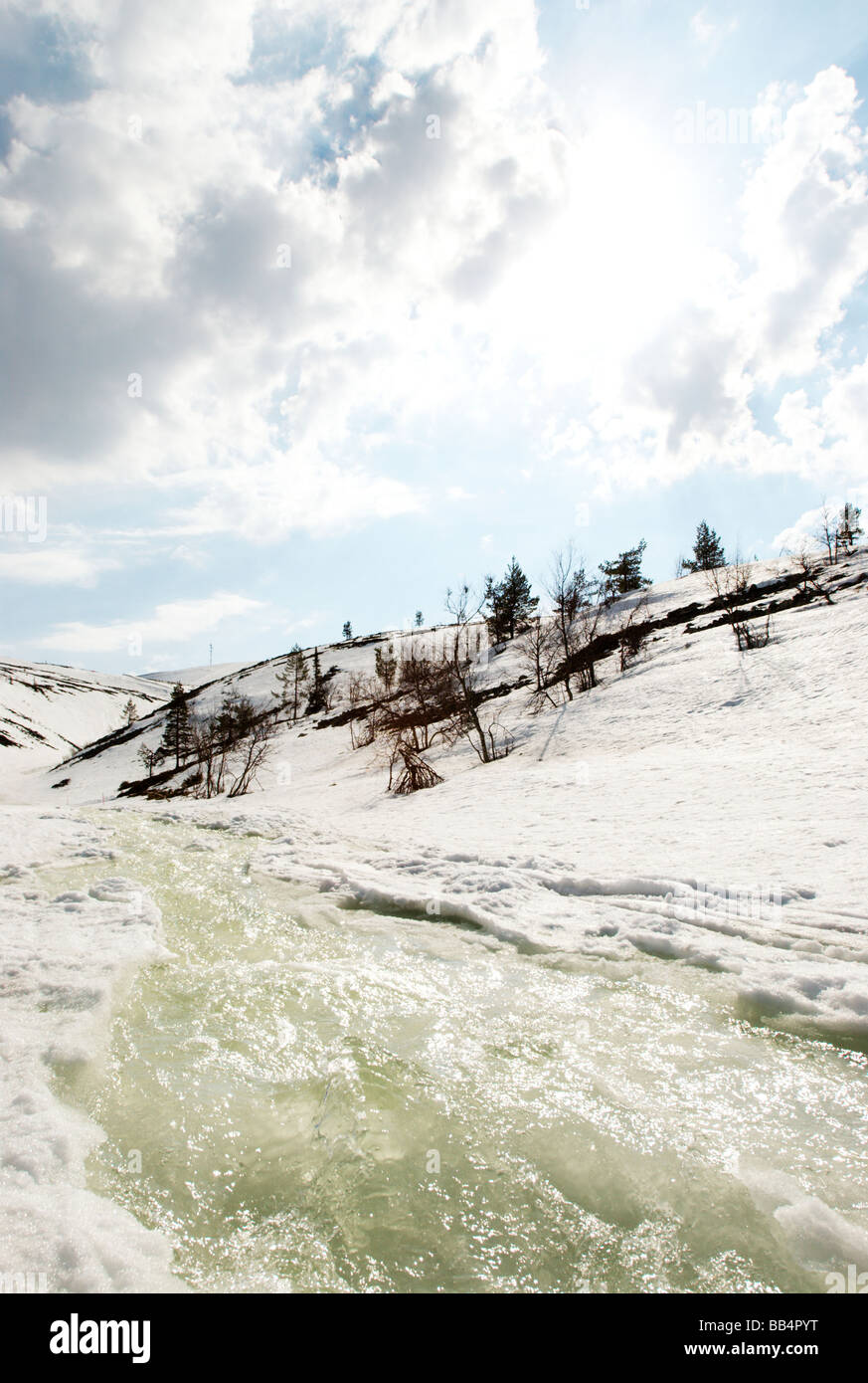 Schmelzwasserbach von Hügeln, Lappland, Finnland Stockfoto