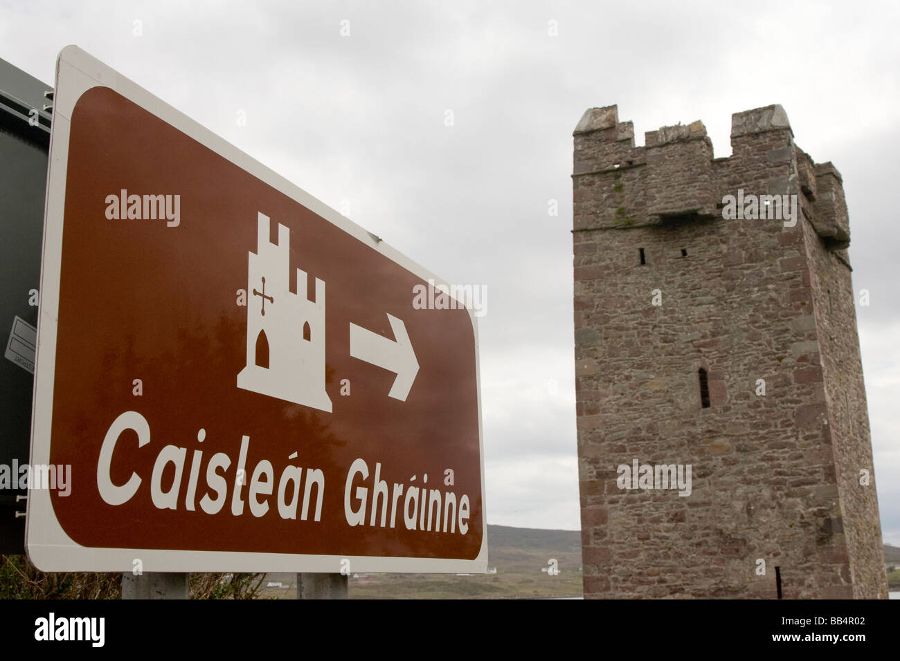 Europa, Irland, County Mayo, Achill Island. Gälische Zeichen zum Kildownet Schloss Stockfoto