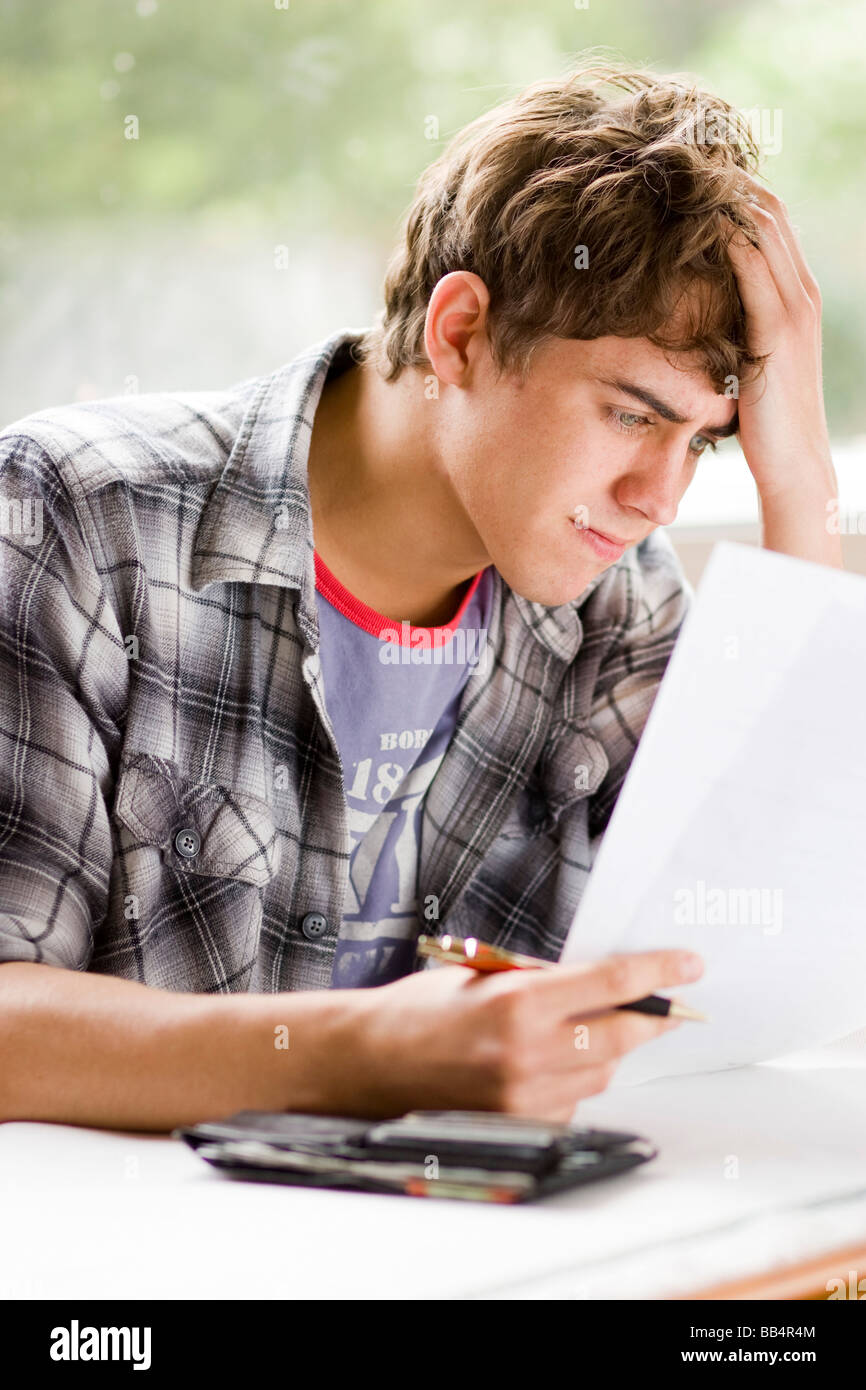 Mann sucht in Brieftasche Stockfoto