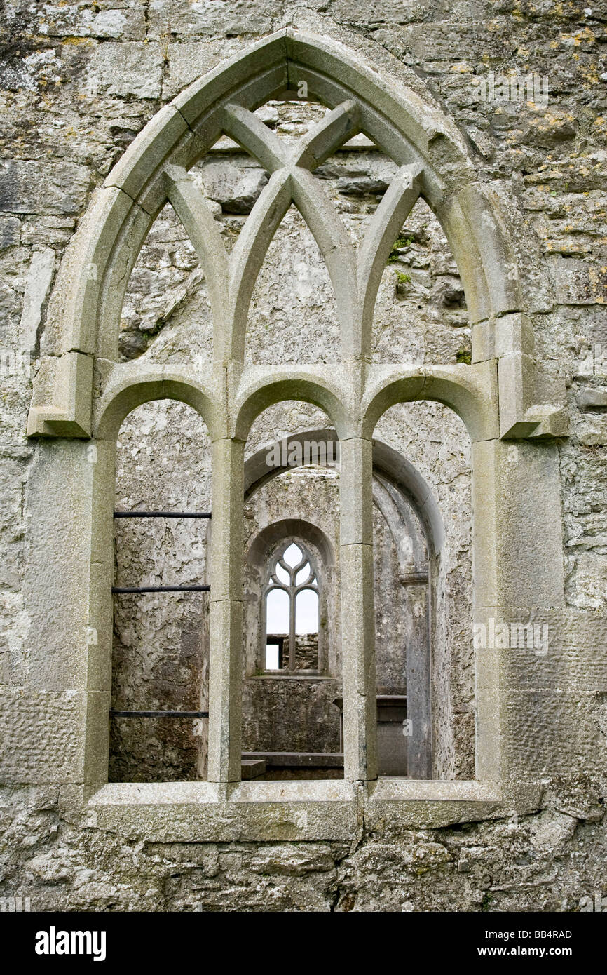 Europa, Irland, Galway. Ein gewölbtes Fenster durch ein anderes gewölbtes Fenster an der Ross Errilly Friary gesehen. Stockfoto