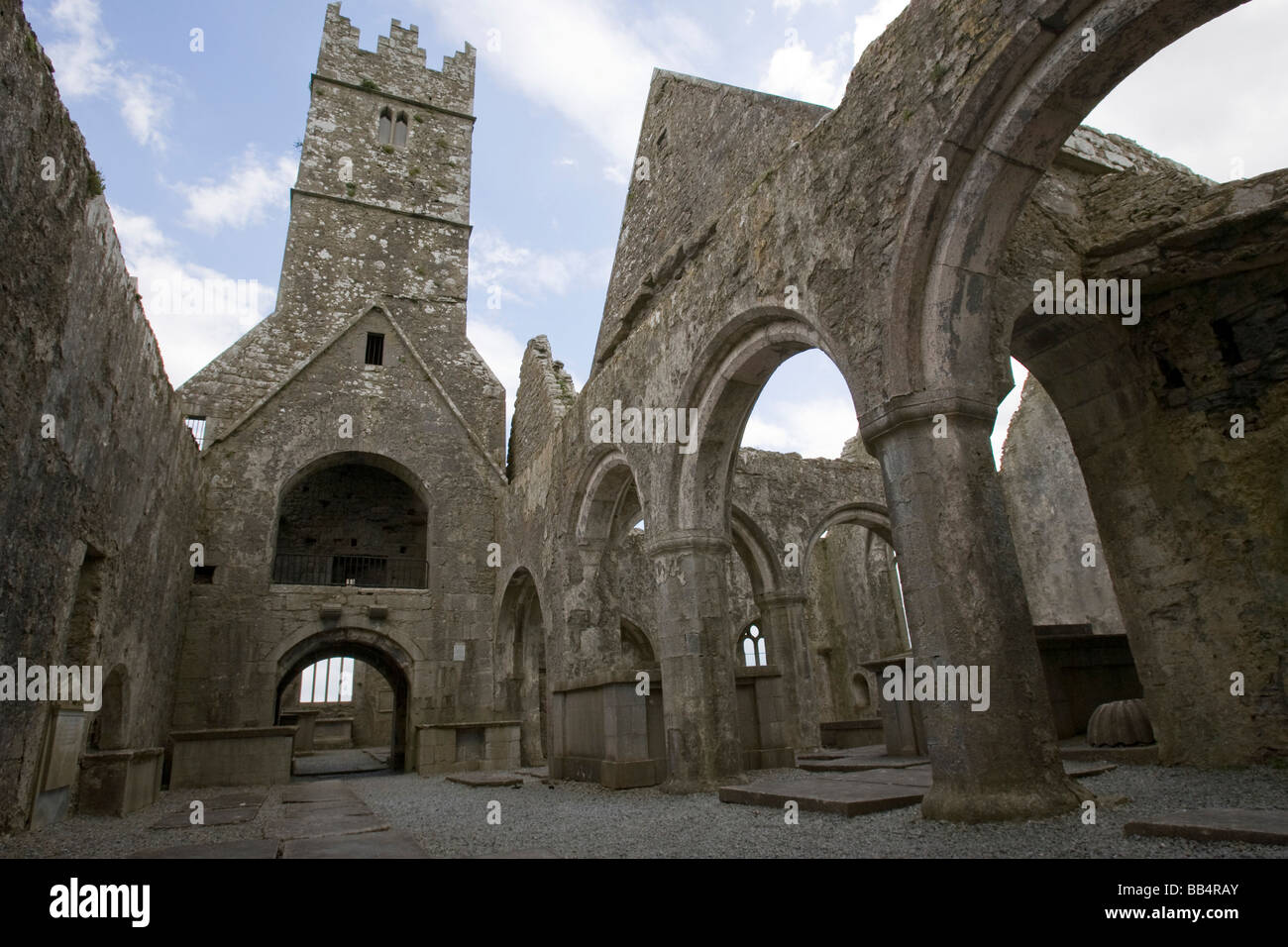 Europa, Irland, Galway. Im Inneren der Ross Errilly Friary. Stockfoto