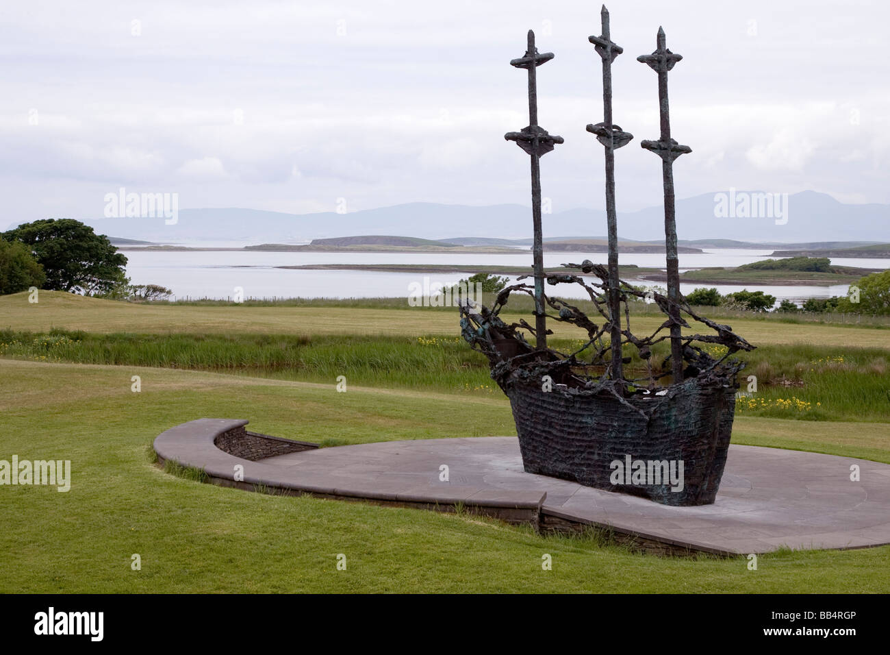 Europa Irland County Mayo Murrisk. Überblick über nationale Famine Memorial zum Gedenken an den Sarg Schiff mit Hunger Opfern. Stockfoto