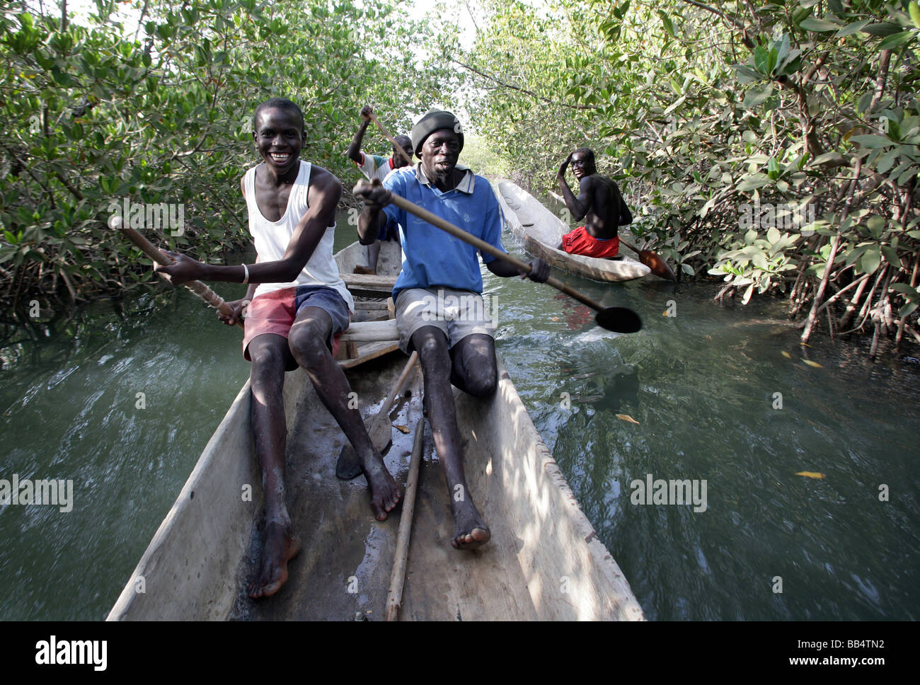 Senegal: Fischer in einem Einbaum-Kanu auf dem Fluss Casamance Stockfoto