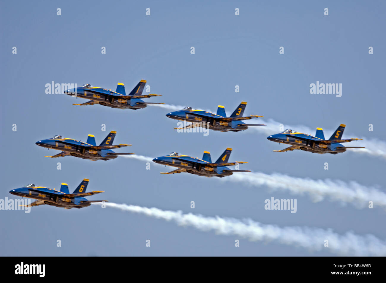 Blaue Winkel F / A-18 c/d Hornissen fliegen Formation in Oshkosh, Wisconsin Stockfoto