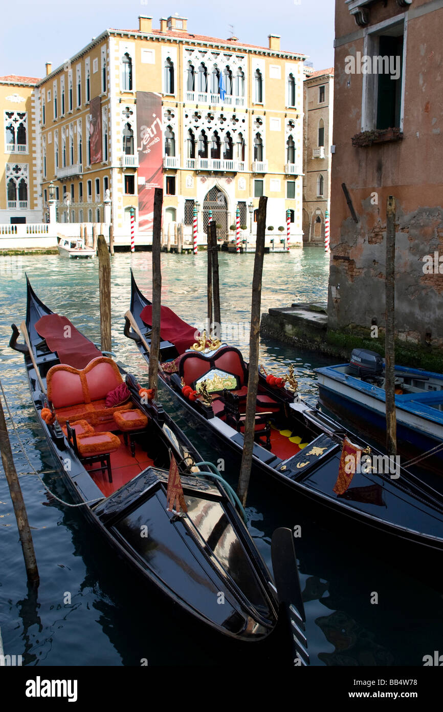 Europa, Italien, Venedig. Zwei geparkte Gondeln, Blick auf den Canal Grande, der Palazzo Pisani. Stockfoto