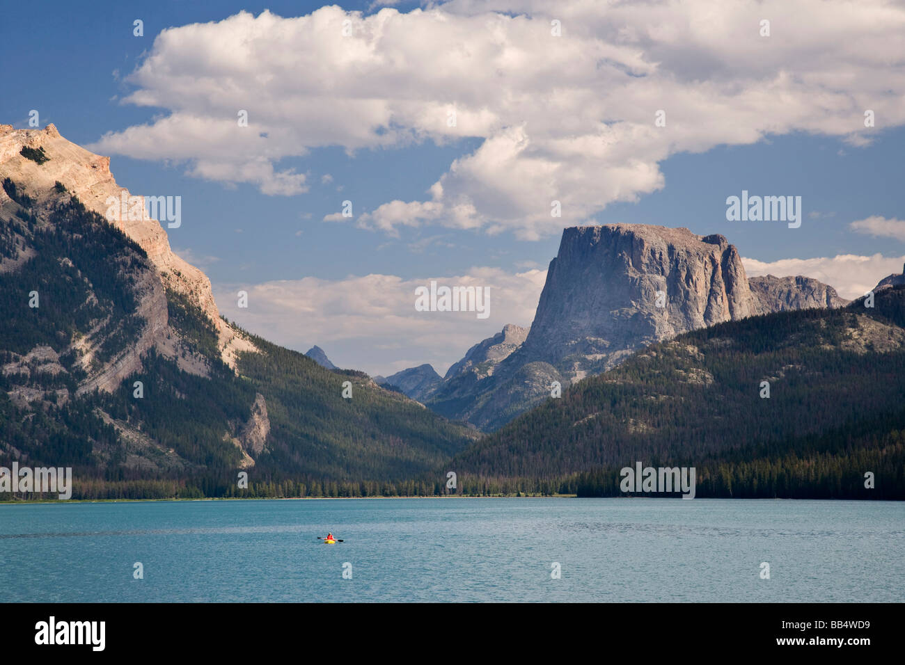 USA, Wyoming, Green River Lake. Einsamer Kajakfahrer auf See mit Square Top Mountain im Hintergrund. Stockfoto