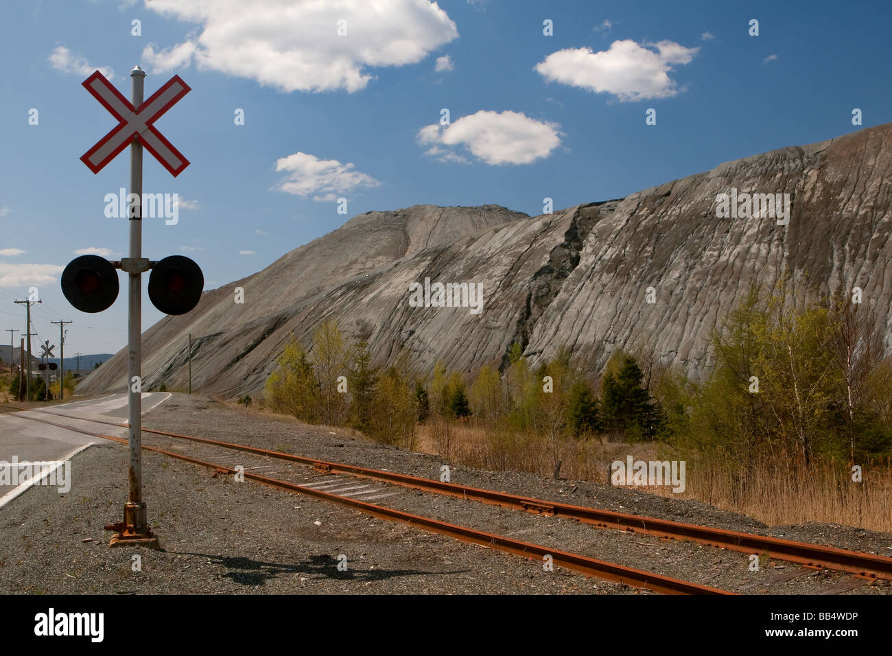 Eine verlassene Eisenbahn gilt neben einem Asbest mine Halde in Thetford Mines Quebec Kanada Stockfoto