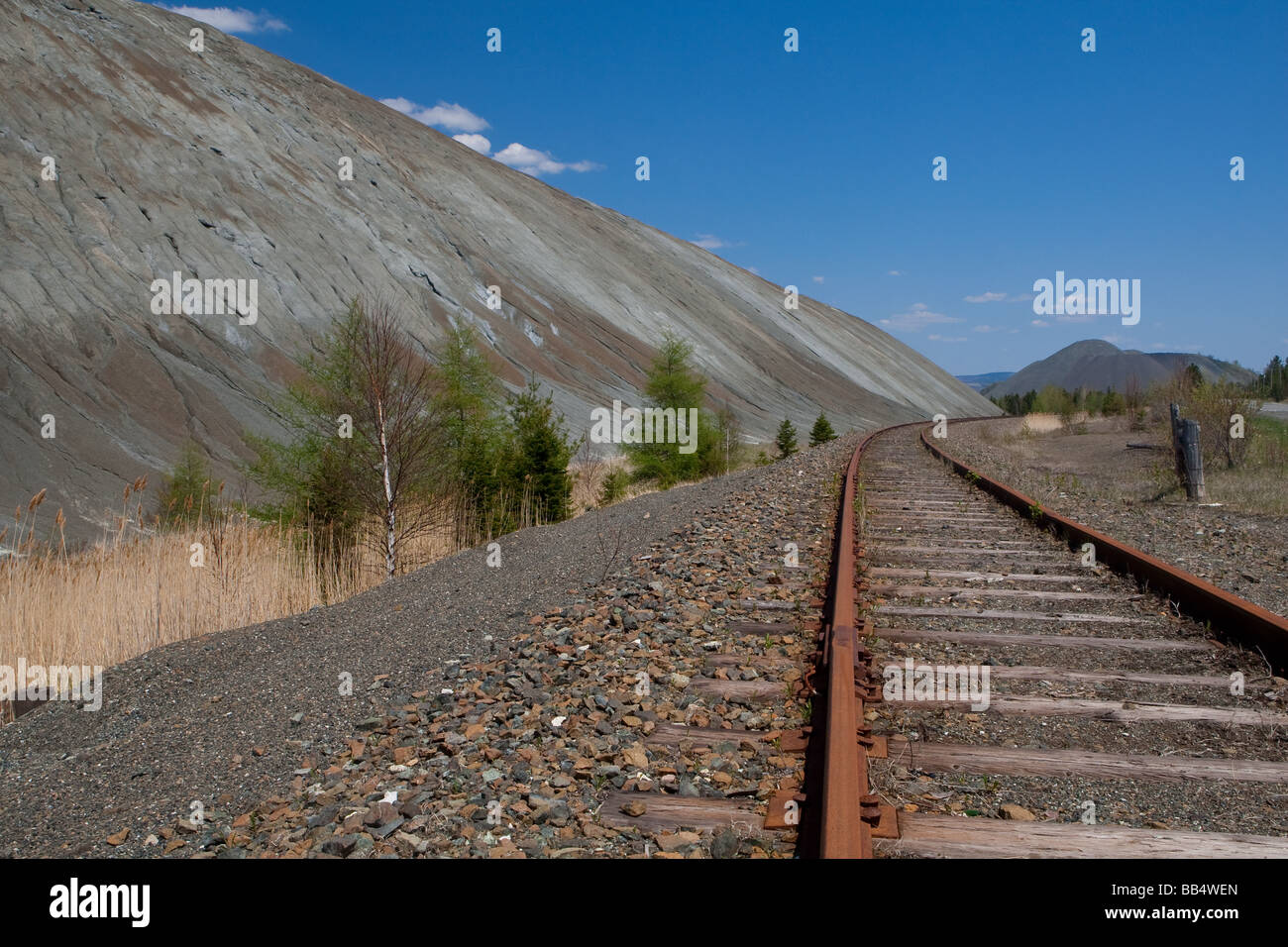 Eine verlassene Eisenbahn gilt neben einem Asbest mine Halde in Thetford Mines Quebec Kanada Stockfoto