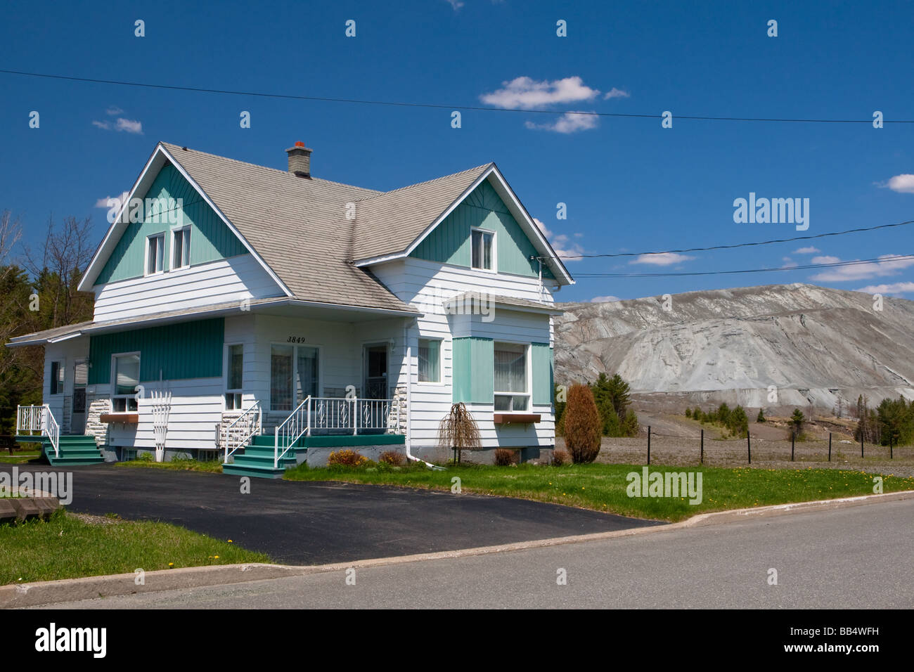 Ein Haus ist neben einer Asbest gesehen mir Halde in Thetford Mines Quebec Kanada Stockfoto