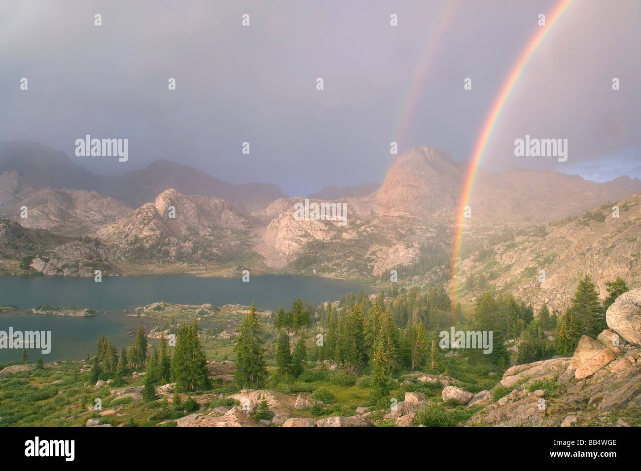 USA, Wyoming, Bridger National Forest, Bridger Wilderness. Doppelter Regenbogen über Elephant Head Peak auf der Wind River Range. Stockfoto