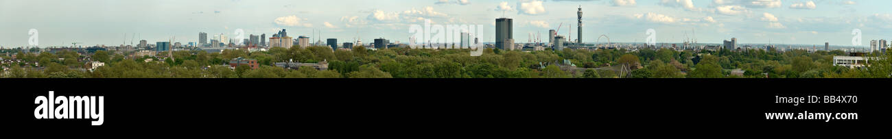 Panoramablick auf London von Primrose Hill mit Canary Wharf St Pancras St Pauls Tower 42 Gherkin Westminster Kathedrale Zoo Stockfoto
