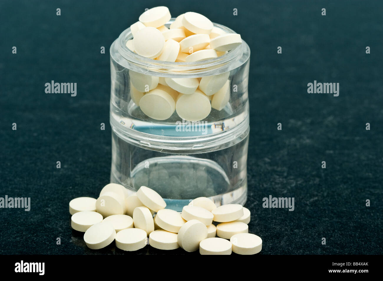 Zwei klare Kunststoff Vitamin Container überfüllt mit Folsäure-Vitamin-Pillen Stockfoto