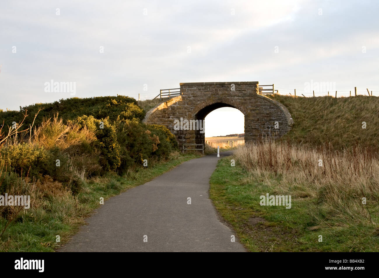 Alte Steinbrücke über einen Radweg in der Nähe von Buckie, Schottland Stockfoto