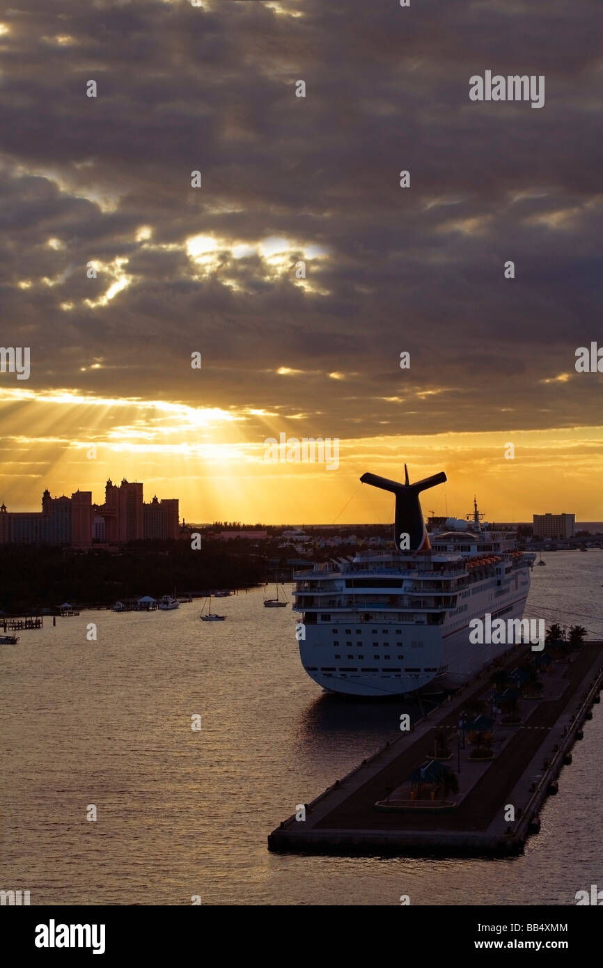 Prince George Wharf bei Sonnenaufgang; Nassau, New Providence Island, Bahamas Stockfoto