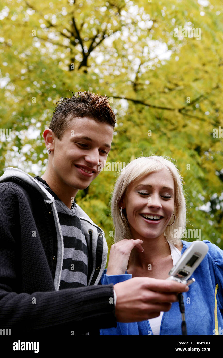 Teenager-Paar mit Handy in der Natur Stockfoto