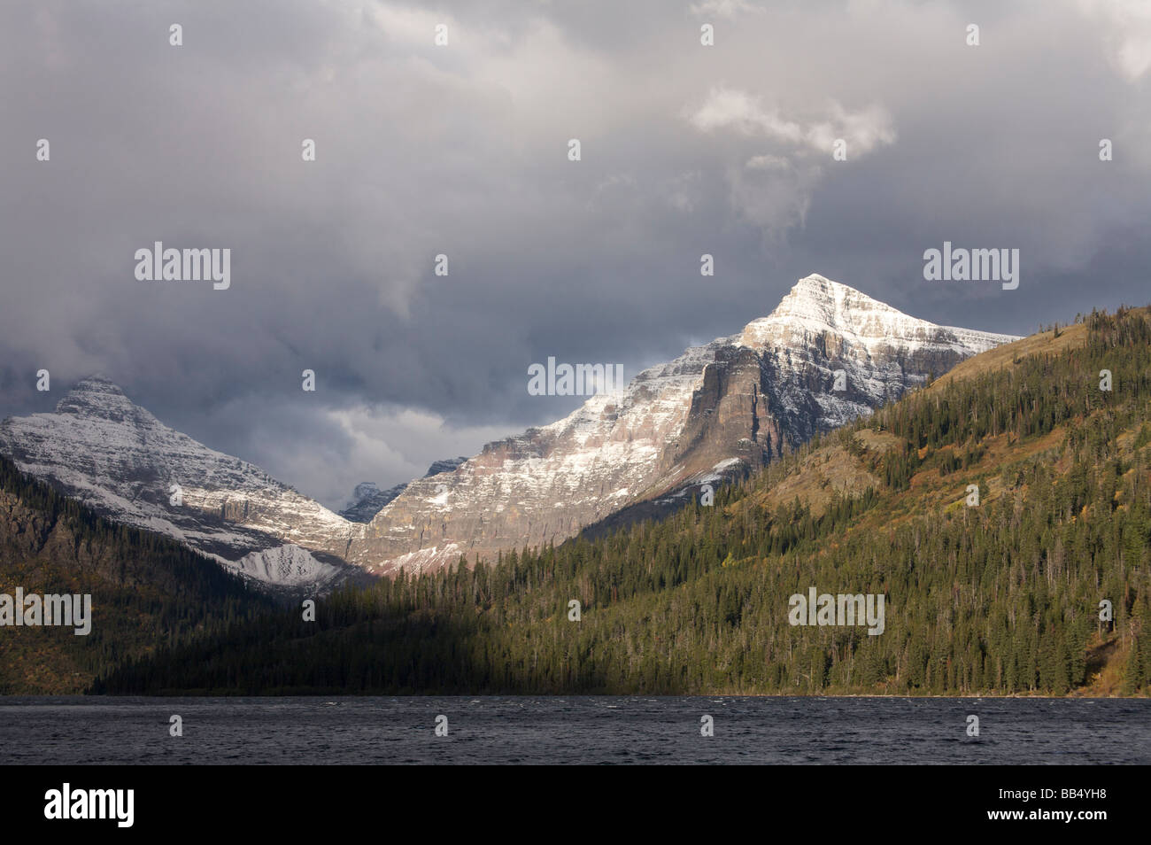 Zwei Medicine Lake und Rocky Mountains Glacier Nationalpark Montana nähert sich Sturm Stockfoto