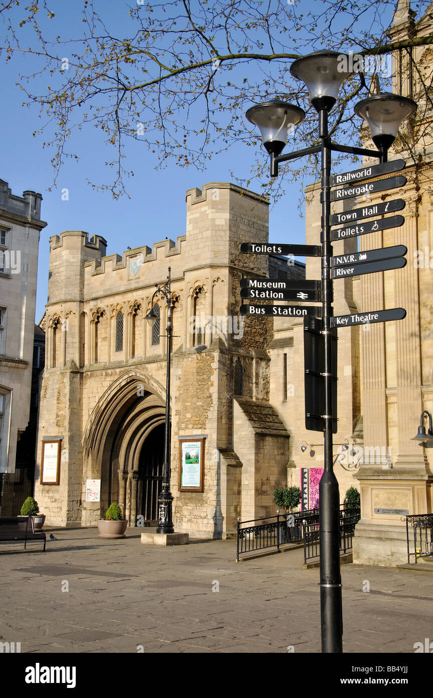 Norman Gate, Domplatz, Peterborough, Cambridgeshire, England, Vereinigtes Königreich Stockfoto