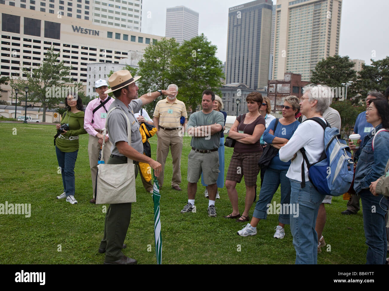 Nationalpark Ranger Talks für Touristen über die Geschichte von New Orleans Stockfoto
