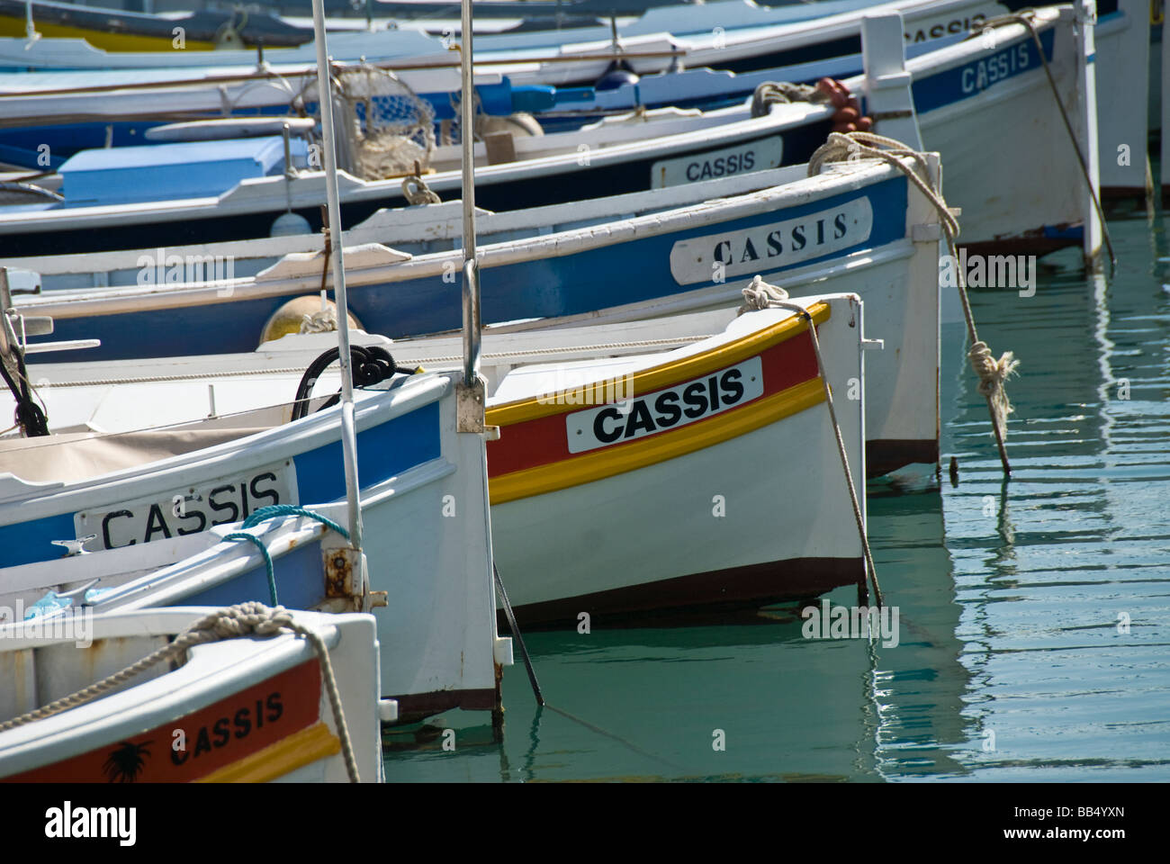Boote in den Hafen von Cassis, Südfrankreich Stockfoto