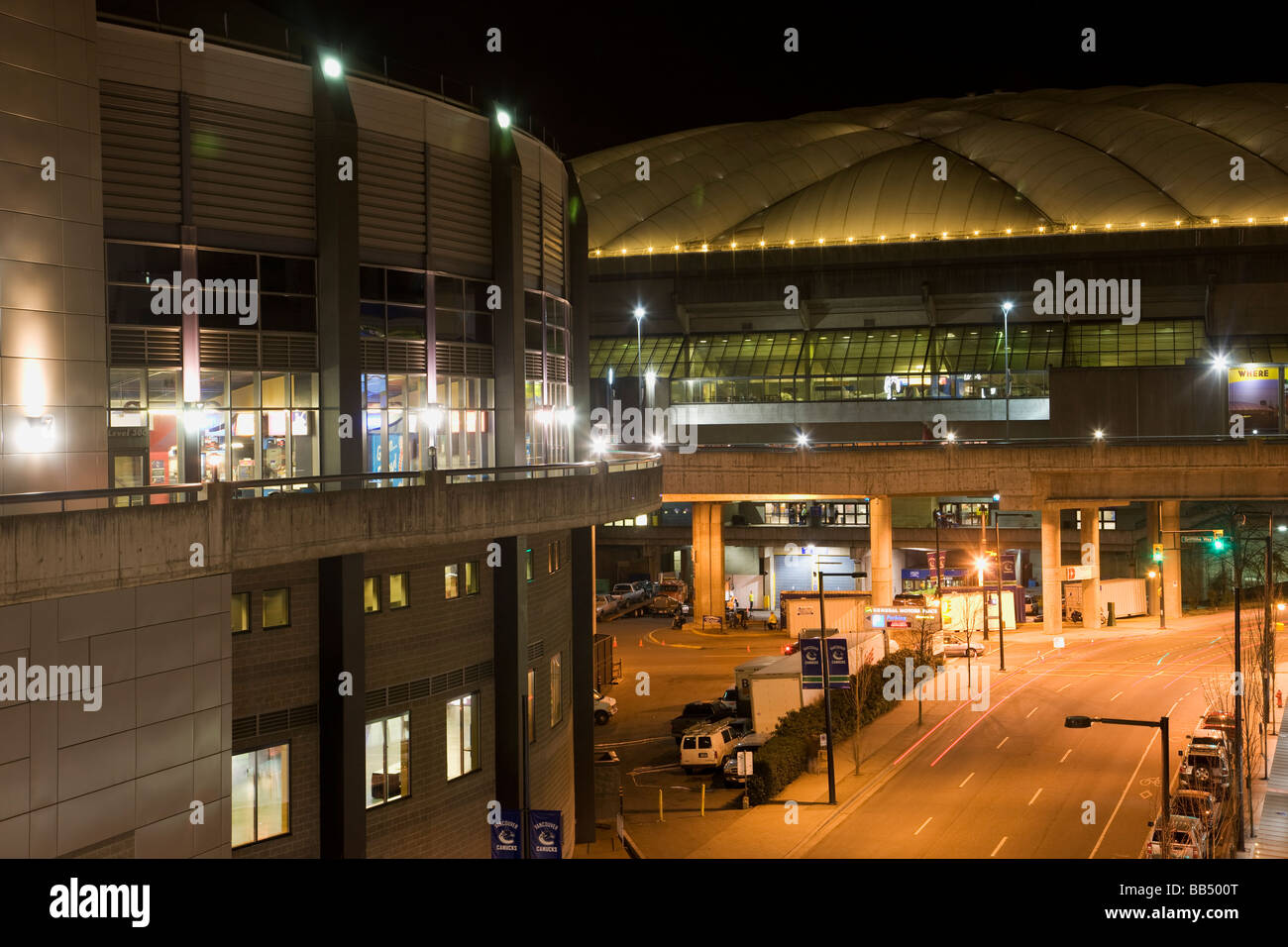 General Motors Place mit B C Platz im Hintergrund werden beide Veranstaltungen in 2010 Winter Olympiade Vancouver British Columb Stockfoto