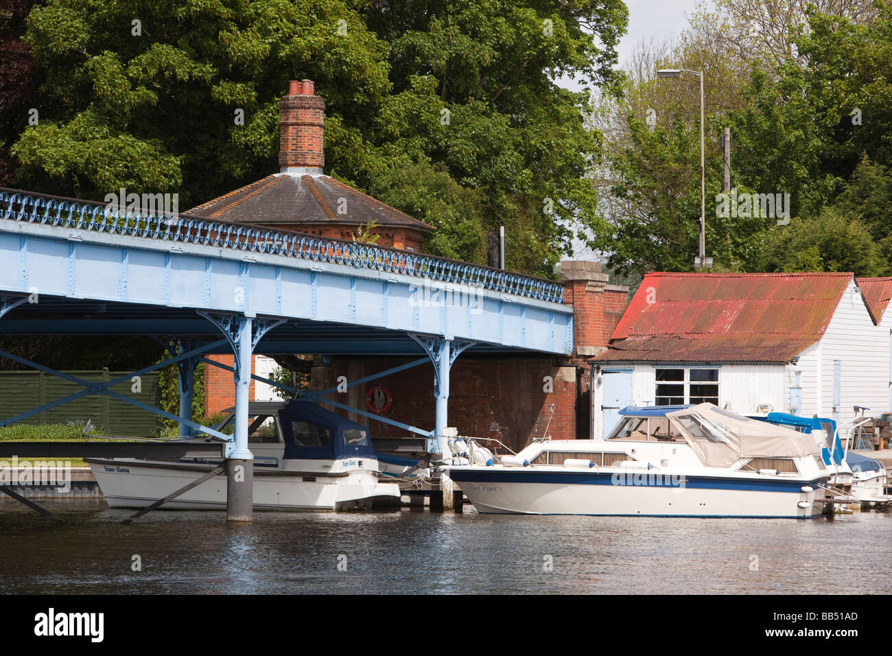 England Berkshire Cookham Alteisen mautpflichtige Brücke über die Themse Stockfoto