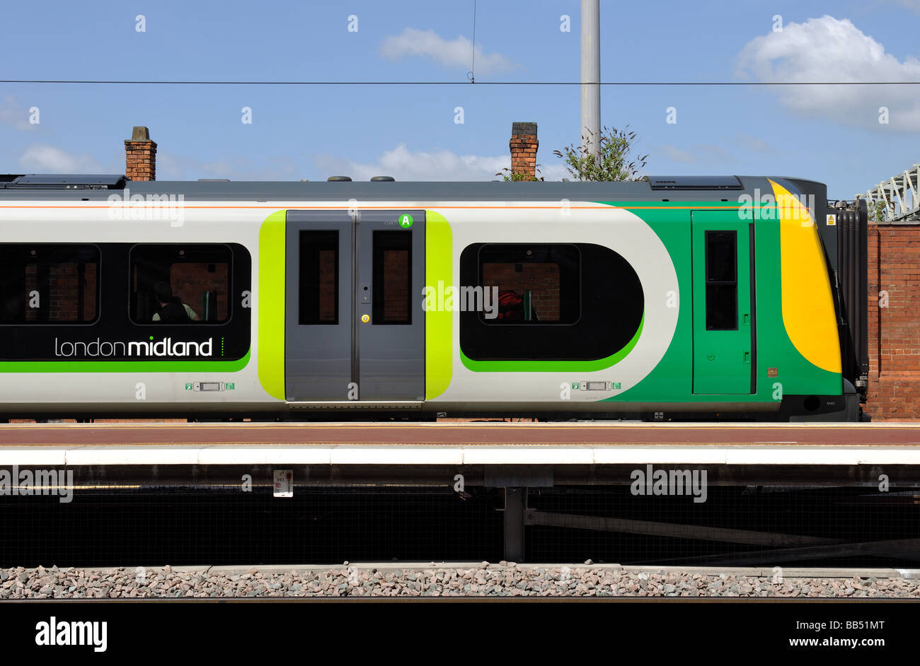 London Midland Desiro Zug am Bahnhof Rugby, England, UK Stockfoto