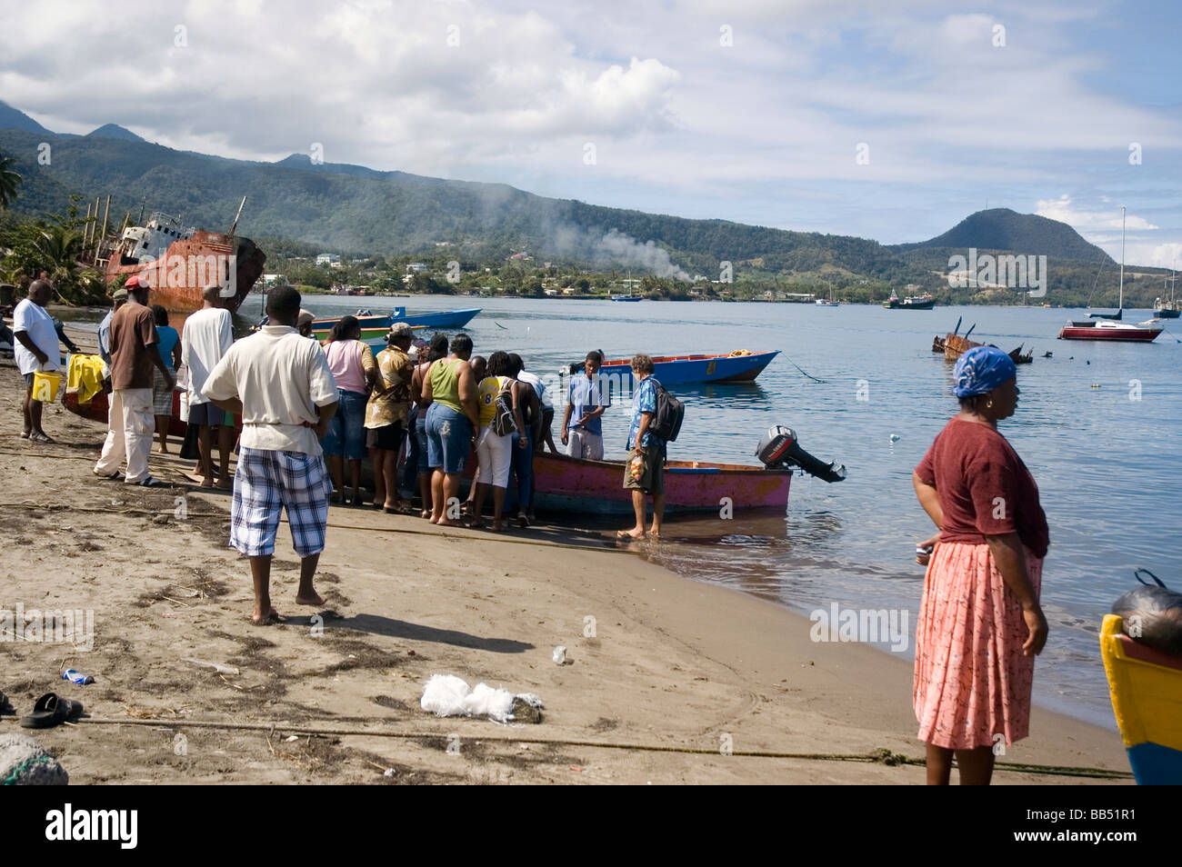 Fischer bringen wieder Fisch am Strand von Portsmouth, Dominica Stockfoto