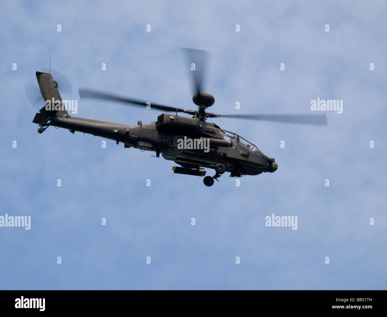 Armee-Apache-Hubschrauber im Flug Stockfoto