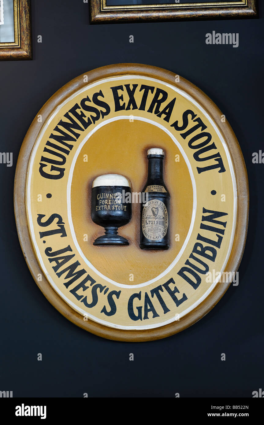 Guinness-Zeichen an der Wand ein Irish Pub Stockfoto