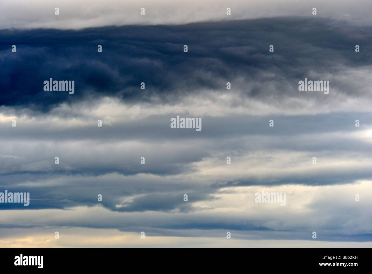 Wolkengebilde. Schwarz, grau, blau, Gold. Stockfoto