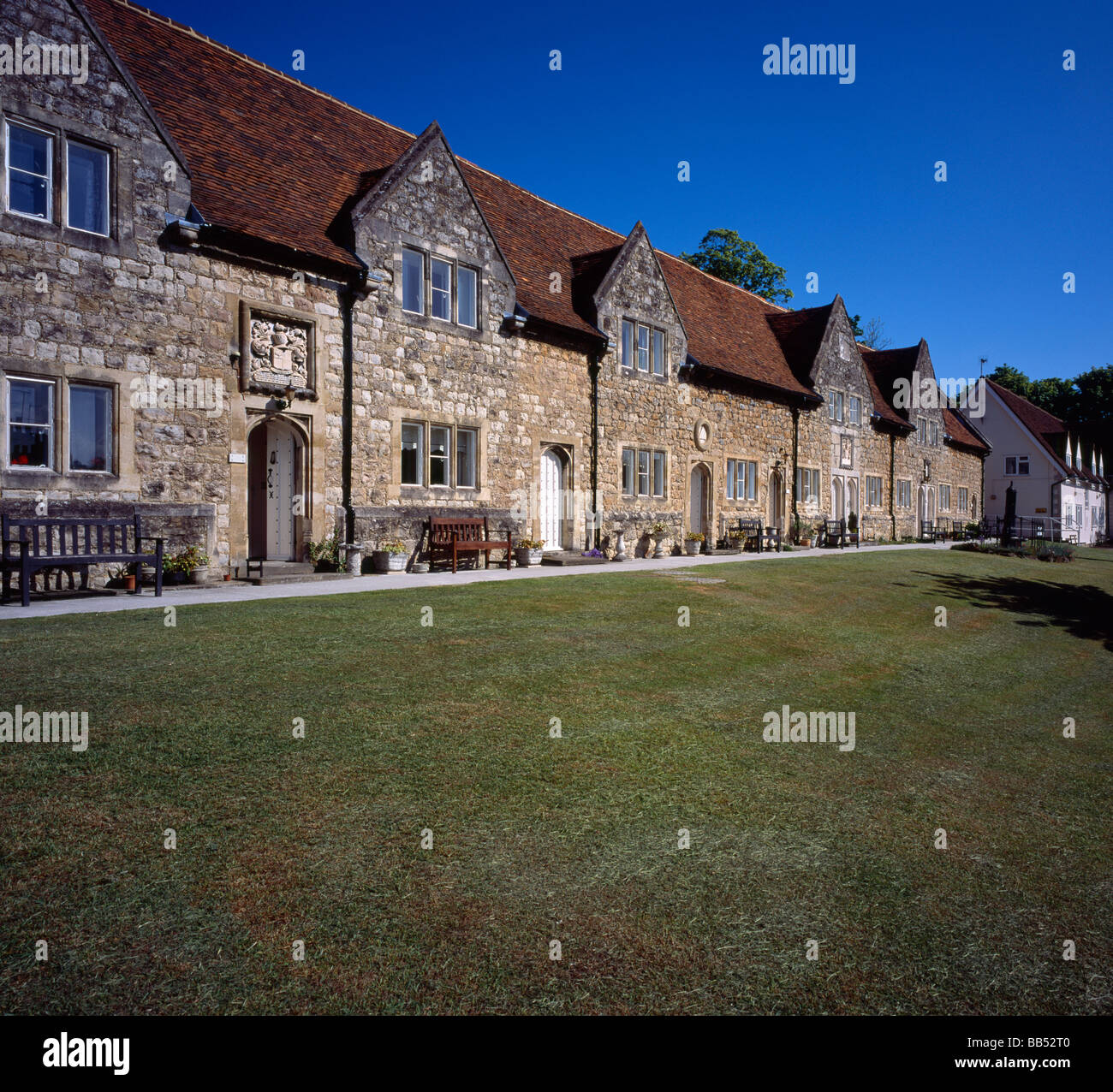 Reihe von terrassenförmig angelegten Bungalows, Rochester Road, Aylesford, Kent, England, UK. Stockfoto