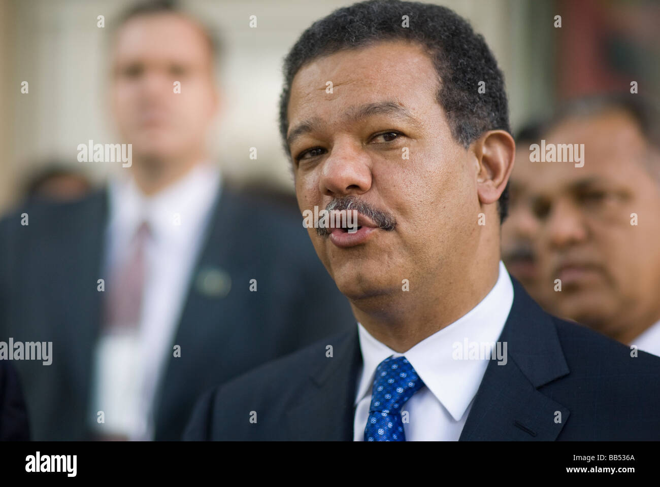 Dominikanische Republik Präsident Leonel Fernandez spricht mit Reportern in der Nähe von Gebäude der Vereinten Nationen in New York, NY. © Craig M. Eisenberg Stockfoto